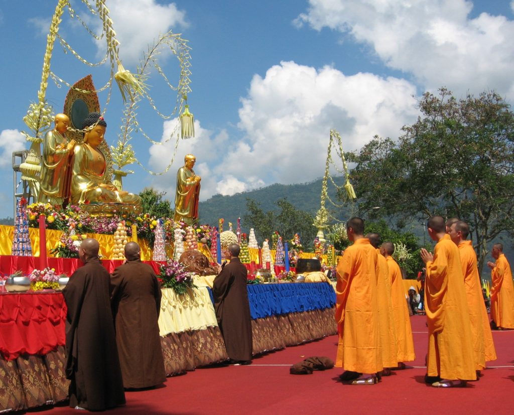Vesak_Day_2555 By pwbaker - Flickr: IMG_4993, CC BY 2.0, Link